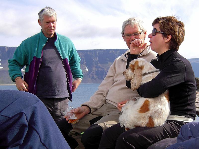 DSCN0760-e.jpg - "Svona hélt hann á flöskunni og...". Sigrún segir frá