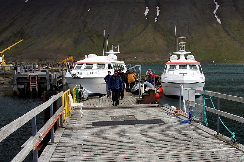 IMG_7942-e.jpg - Dótið komið um borð í Blika - þennan til hægri á myndinni