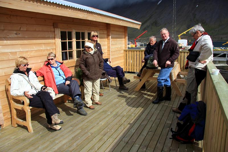 IMG_7944-e.jpg - Beðið eftir að tilkynningin "KRISTÍN TILKYNNIR BROTTFÖR TIL AÐALVÍKUR, FARÞEGAR VINSAMLEGAST GANGIÐ UM BORÐ" hljómi á pallinum. Takið eftir fótabúnaði Óla Vals