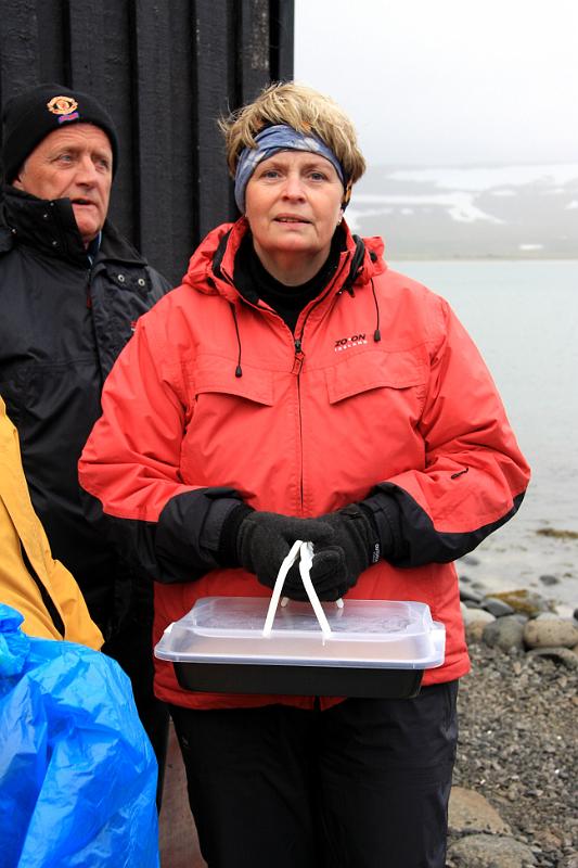 IMG_7974-e.jpg - Anna andaktug með kökuna