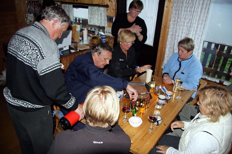 IMG_7997-e.jpg - ... sem sést hér á miðju borði. Hún hvarf skjótt ásamt sýnishornaflöskunum!