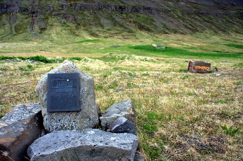 IMG_8001-e.jpg - Minnismerki um skólahúsið á Látrum en skóli var starfræktur þar árin 1899-1946. Skammarkrókurinn var þar sem kolakassinn er