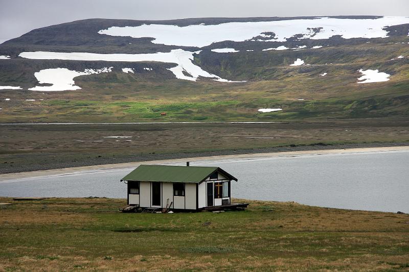 IMG_8012-e.jpg - Begguhús. Hérna áttum við fjögur að gista, en gáfumst strax upp vegna raka og fúkka. Það hefur nú verið lagað. Rauða húsið í baksýn er Stakkadalur