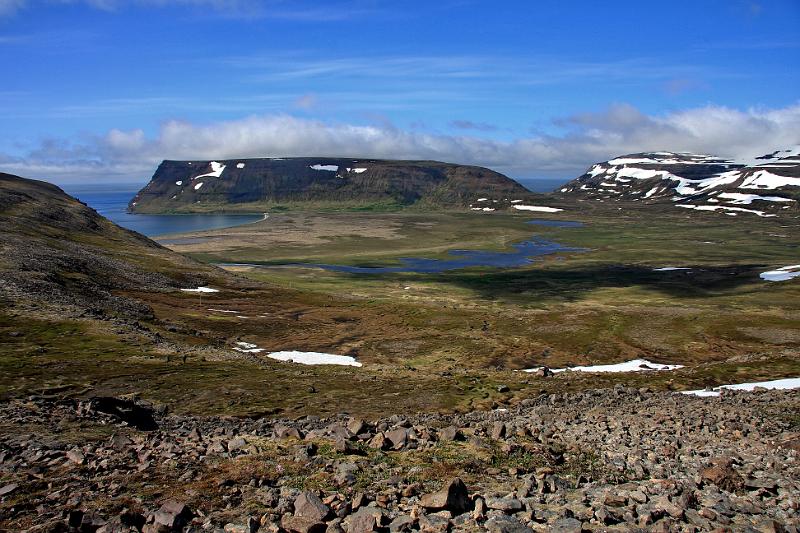 IMG_8052-e.jpg - Aðalvík. Straumnesfjall og Látrar. Stakkadalur fremst, Stakkadalsvatn og Torfavatn fyrir miðju