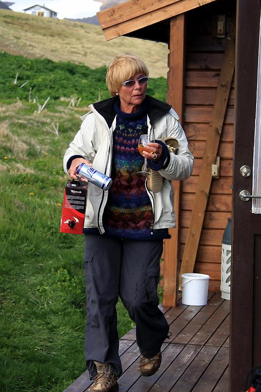 IMG_8081-e.jpg - Bjögga vildi vera viss um að fá eitthvað að drekka!!
