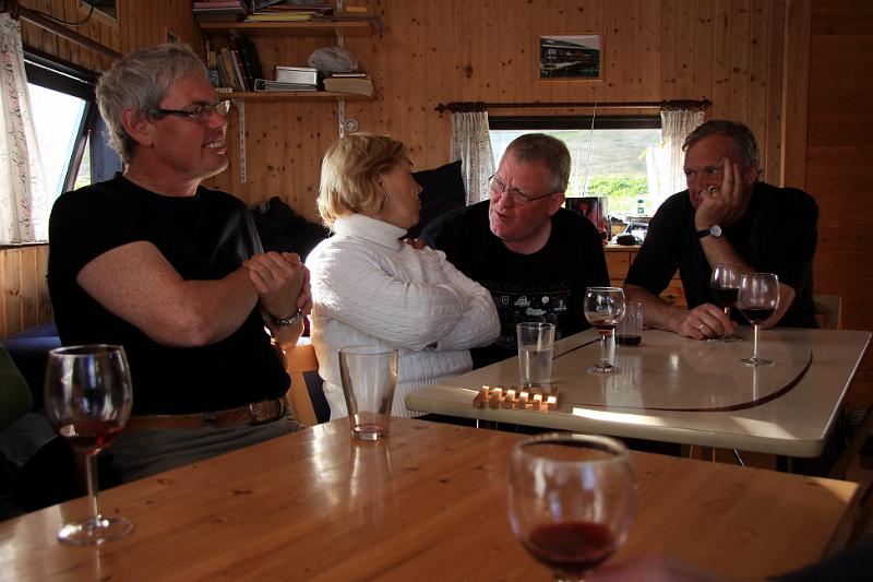 IMG_8096-e.jpg - Sigga og Óli Valur í hrókasamræðum. Össi fylgist með af athygli