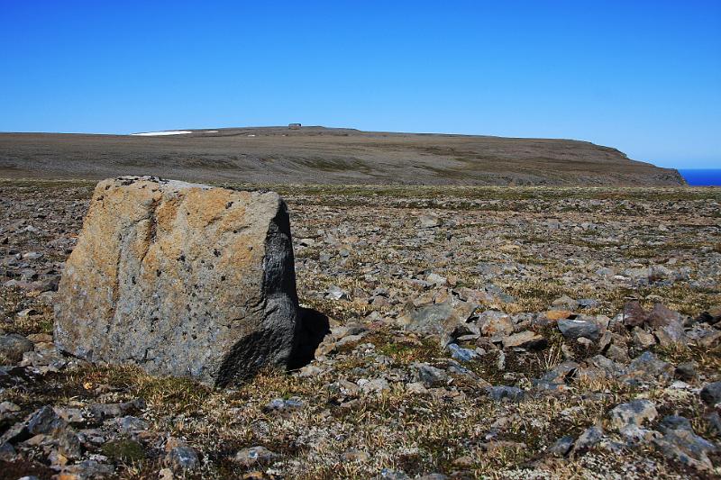 IMG_8125-ed.jpg - Hér sjáum við fyrsta húsið á Bæjarfjalli. Þarna var símstöð af sérstakri gerð