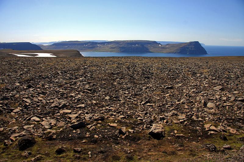 IMG_8132-e.jpg - Útsýn til suðurs af Straumnesfjalli. Næst er Riturinn síðan sést á fjöllin sunnan Ísafjarðardjúps
