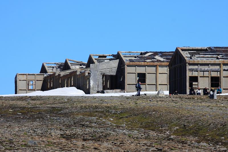 IMG_8140-e.jpg - Húsin sem byggð voru úr hollenskum steypueiningum, voru reyst árið 1955 og ratsjárstöðin tók til starfa árið 1958. Þarna situr hópurinn fyrir utan bílaverkstæðið