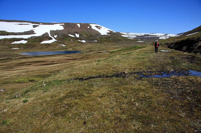 IMG_8182-e.jpg - Hér sést vegurinn betur. Hálsavatn til vinstri
