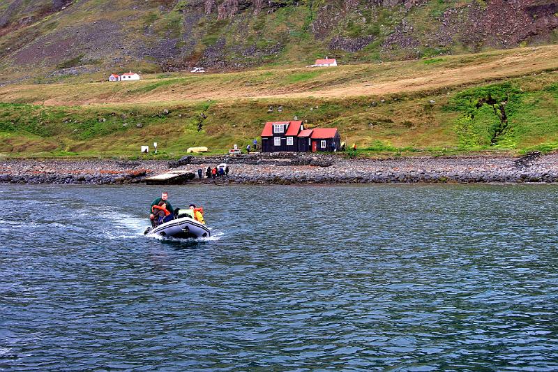 IMG_8272-e.jpg - Mannskapurinn ferjaður út í bátinn