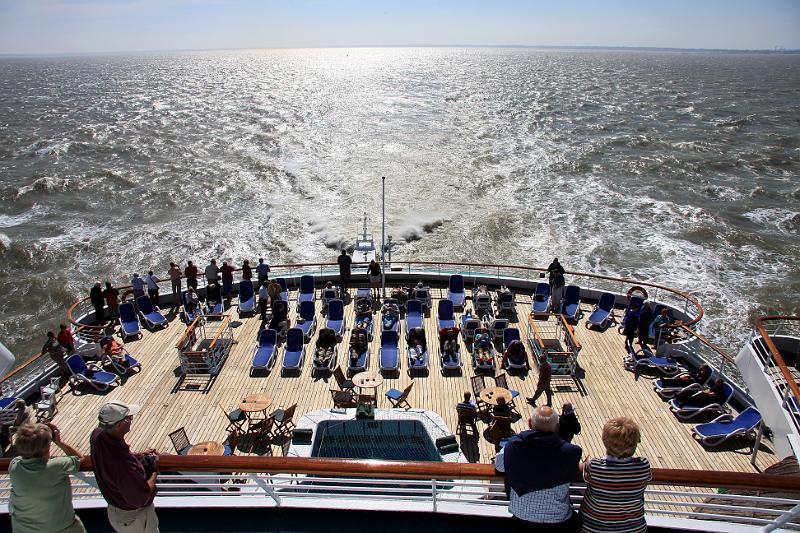 IMG_8330-e.jpg - Sailing towards Norway -the pilot boat behind