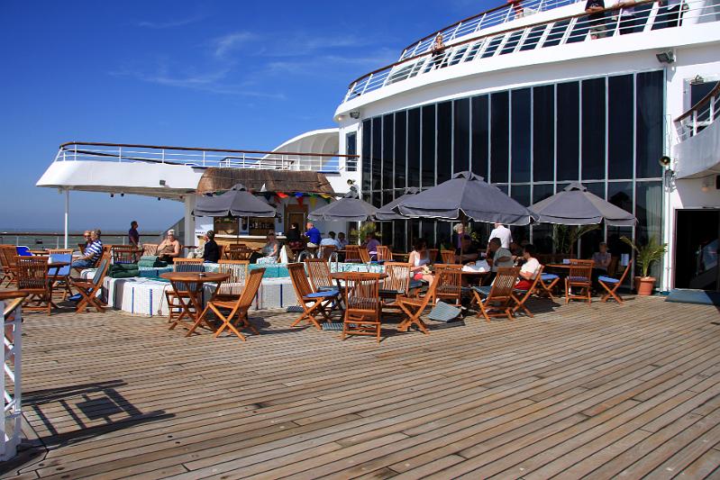 IMG_8337-e.jpg - Easy living on board. The Wave's Bar