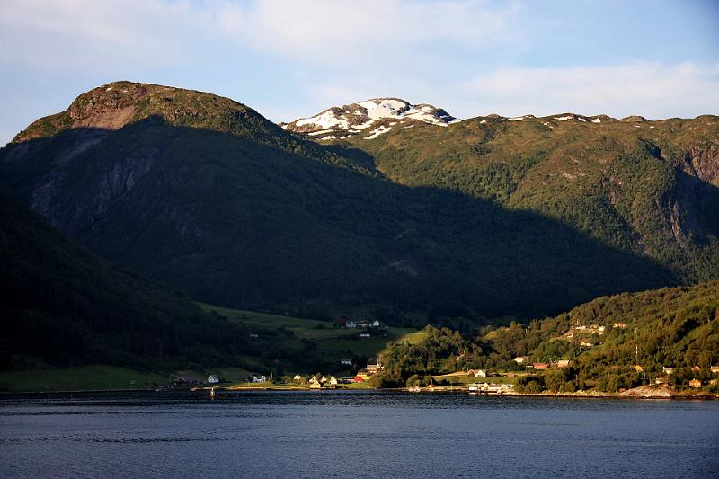 IMG_8395-e.jpg - The Sognfjorden in Norway in the early morning sun