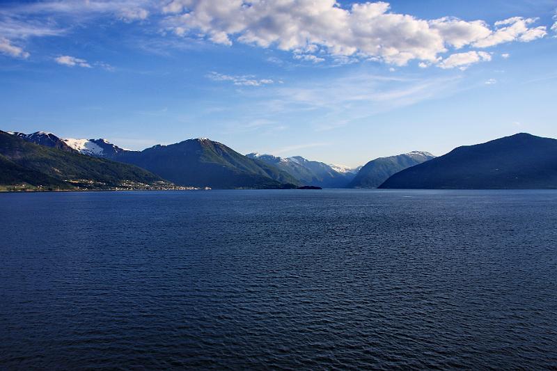 IMG_8405-e.jpg - Sailing towards the end of the Sognfjorden in Norway