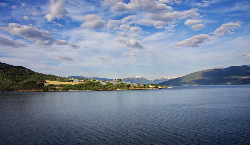IMG_8410-e.jpg - Many small villages on the shore of the Sognfjorden