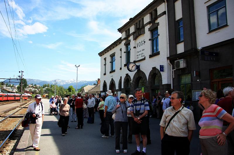 IMG_8495-e.jpg - Waiting for the train in Voss