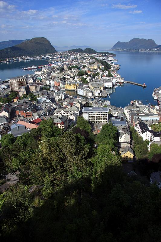 IMG_8586-e.jpg - On the high viewpoint, Aksla, Ålesund