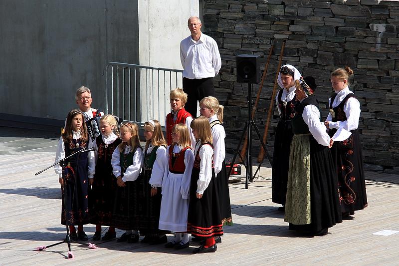 IMG_8638-e.jpg - The group showed us Norwegian folk dances and sang for us in the Sunnmöre Museum