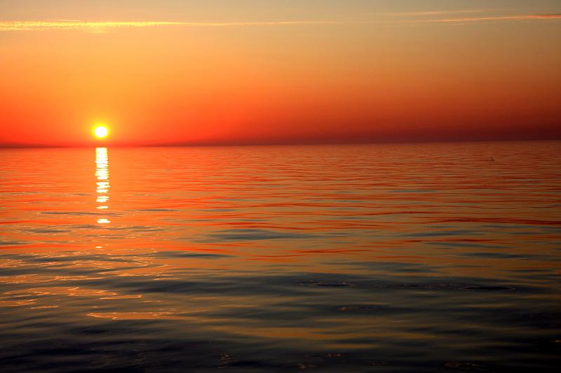 IMG_8700-e.jpg - The sunset on the way to the Faroe Islands