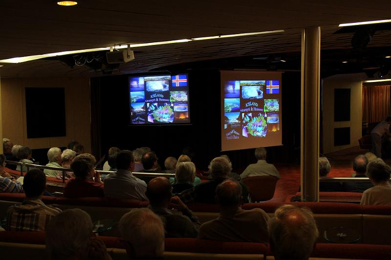 IMG_8724-e.jpg - In the Carousel lounge