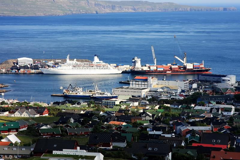 IMG_8799-e.jpg - Discovery in the port of Tórshavn with the Icelandic cargoship Goðafoss