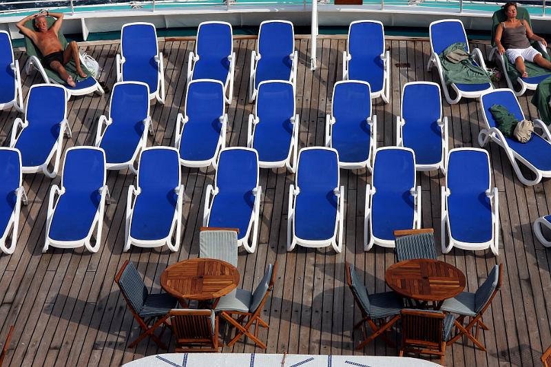IMG_9119-e.jpg - The air is warming up again. Sunbathers on the deck
