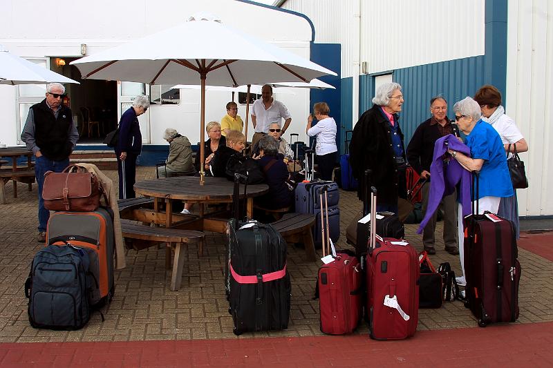 IMG_9143-e.jpg - Waiting for the bus to London