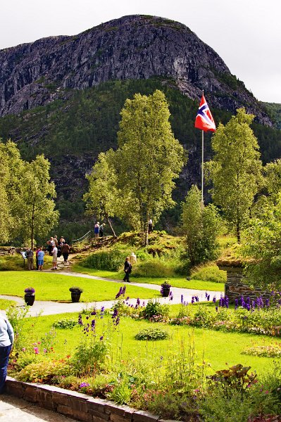 IMG_13865-e.jpg - Outside the Stalheim Hotel