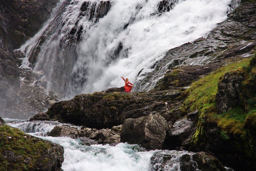 IMG_13915-e.jpg - Kjosfossen and the Huldra