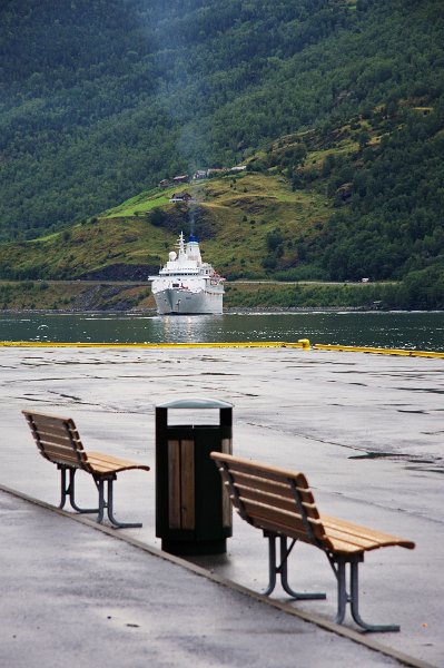 IMG_13942-e.jpg - The Discovery ready to leave Flåm