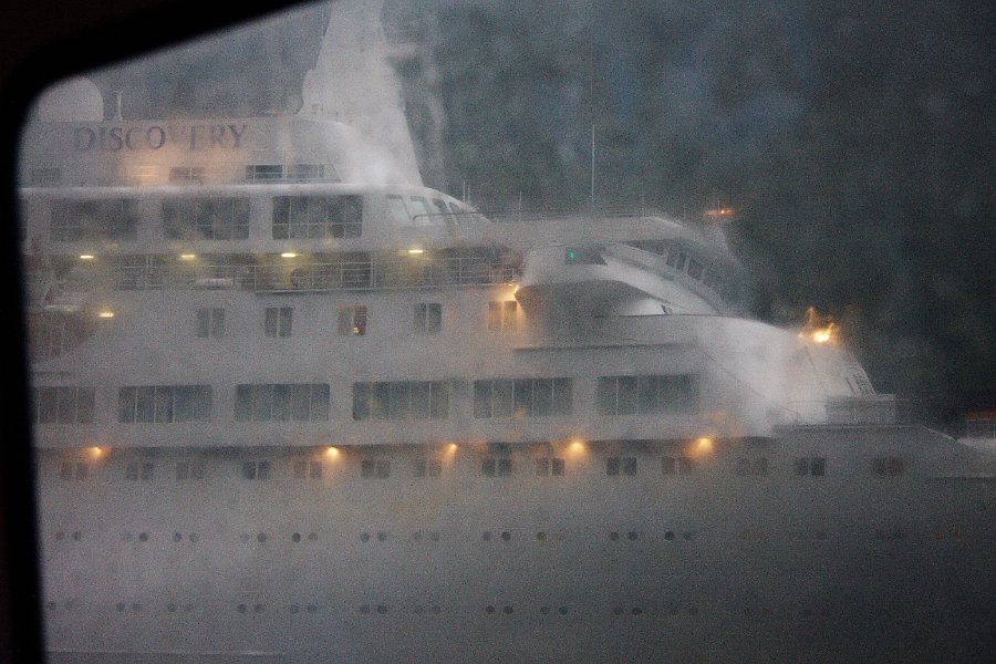 IMG_13949-e.jpg - Arriving at the Discovery
