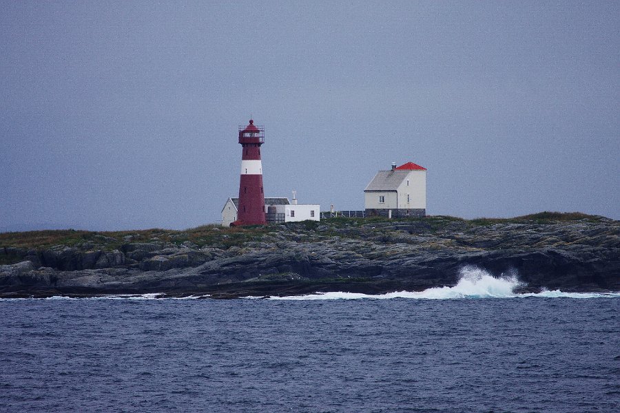 IMG_14041-e.jpg - A lighthouse outside Ålesund