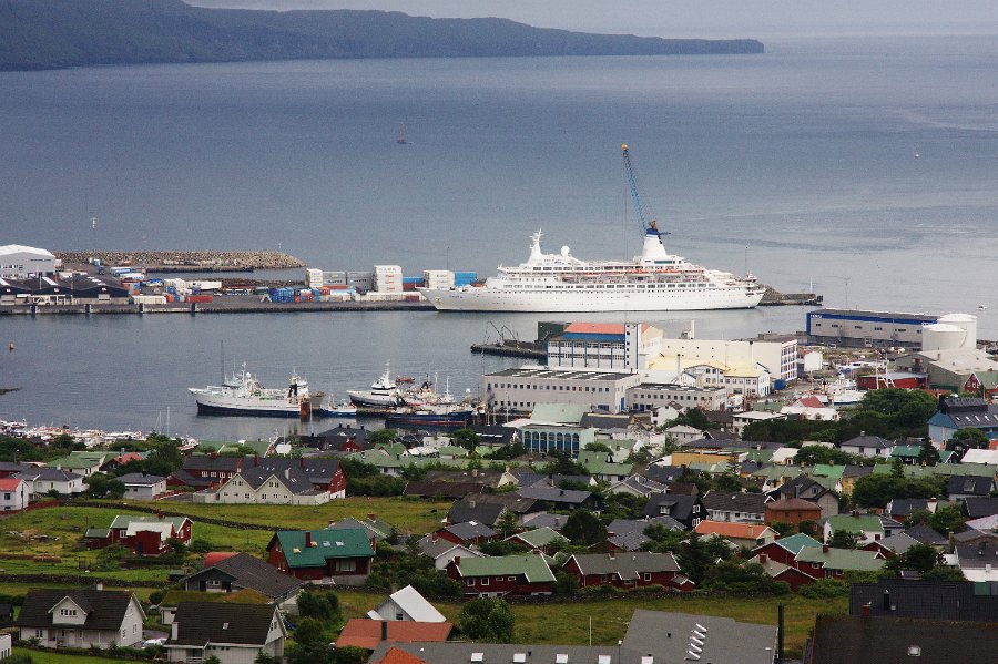 IMG_14160-e.jpg - Discovery in the Torshavn harbour