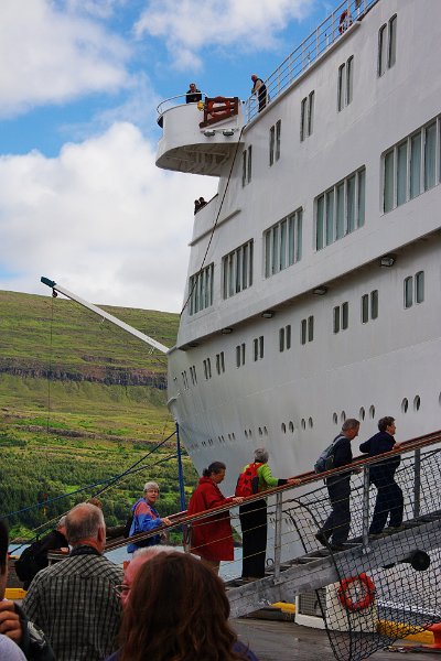 IMG_14216-e.jpg - Boarding the Discovery in Akureyri