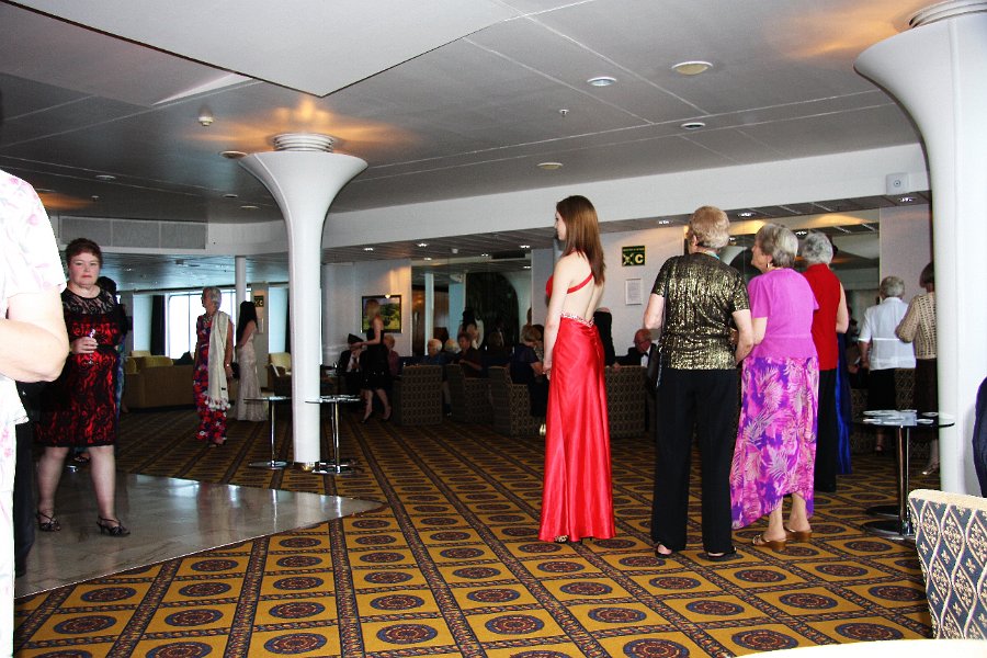 IMG_14244-e.jpg - Captain's reception in the Discovery Lounge