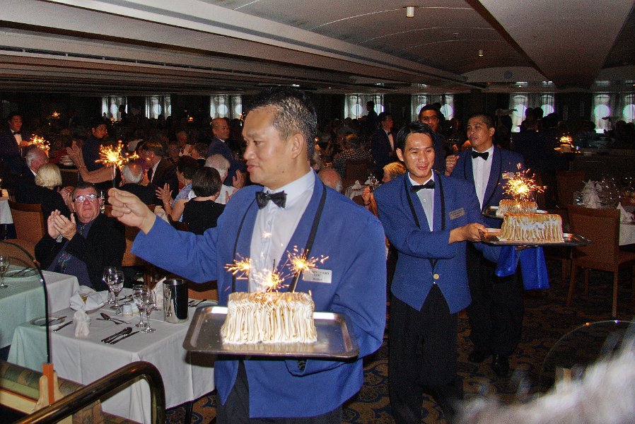 IMG_14258-e.jpg - Farewell dinner in the Seven Continets Restaurant - the cake is Fire and Ice