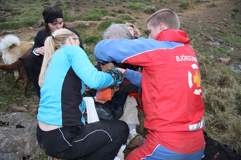 IMG_7664.JPG - Björgunarsveitin mætti og var þá hafist handa við að búa um fótinn.