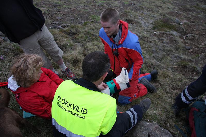 IMG_7666.JPG - Slökkviliðsmenn komu og hjálpuðu til við að búa um ökklann...
