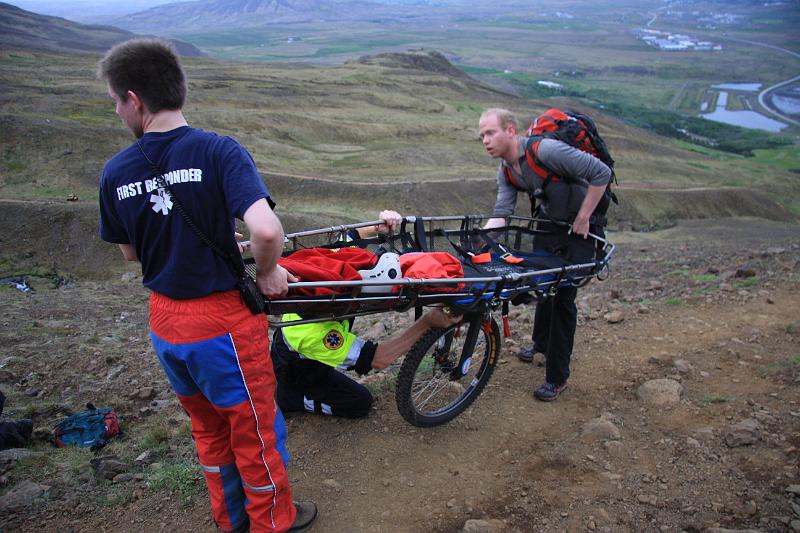 IMG_7668.JPG - Þá var komið með sjúkrabörur til að koma Iðunni niður af fjallinu...