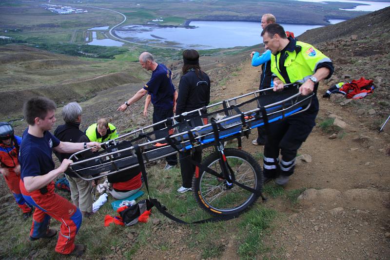 IMG_7671.JPG - Hér er verið að koma börunum til Iðunnar. Þetta eru svipaðar börur og notaðar voru á Kilimanjaro