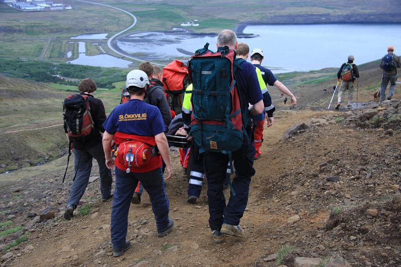IMG_7683.JPG - Jakob og Gaui gengu fyrir hópnum sem nokkuð hafði bæst í á meðan á aðgerðum stóð.