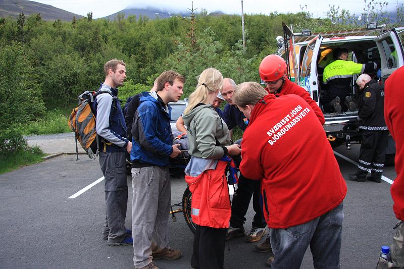 IMG_7703.JPG - Hér er verið að undirbúa að setja Iðunni inn í bíl sem flutti hana á slysadeild.
