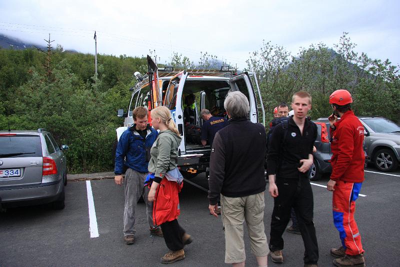 IMG_7708.JPG - ... og karfan komin í bílinn. Jakob fylgist með. Úti er ævintýri. Góðum göngutúr lauk með þessum ósköpum, en vonandi eru meiðslin ekki mjög alvarleg. Beppa - við óskum þér góðs bata.