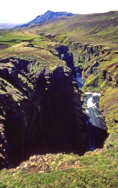 sli009-e.jpg - Séð niður eftir Skógá - Drangshlíðarfjall í baksýn