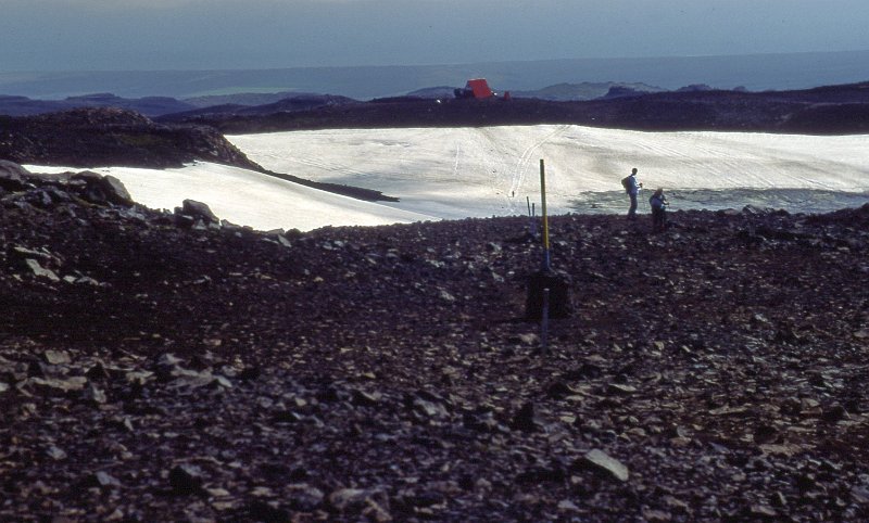 sli014-e.jpg - Komið upp á Hálsinn. Þetta er Baldvinsskáli