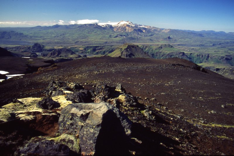 sli023-e.jpg - Útsýn af Fimmvörðuhálsi yfir Útigönguhöfða og yfir í Tindfjöll. Þessi mynd er tekin rétt neðan við gosslóðir 2010
