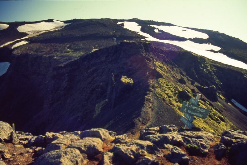 sli025-e.jpg - Séð til baka yfir Heljarkamb og Bröttufönn. Bak við Bröttufönn til hægri á þessari mynd kom gosið í mars 2010 upp