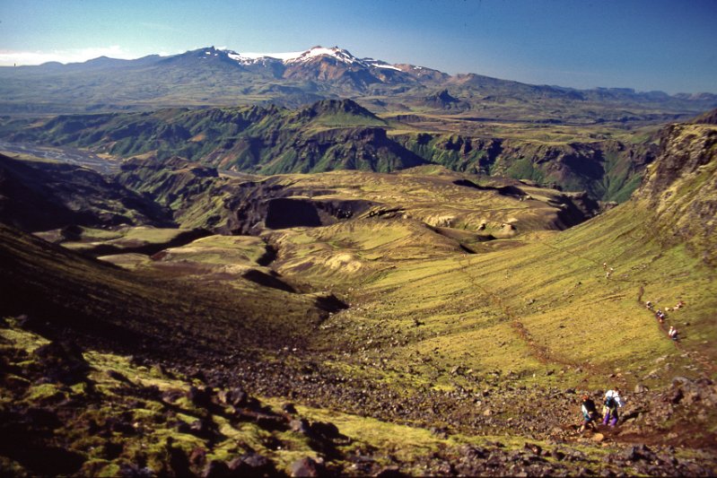 sli027-e.jpg - Komið niður af Morinsheiði, Þórsmörk og Tindfjöll í baksýn