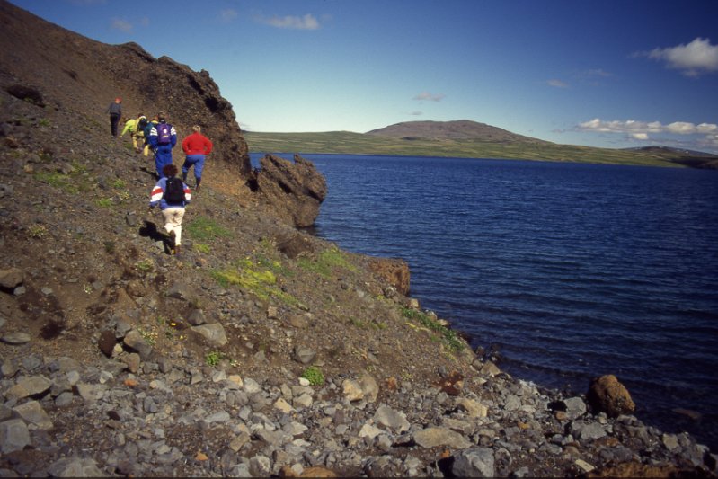 sli034-e.jpg - Byrjað að klöngrast meðfram vatninu